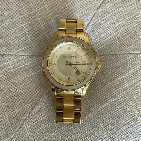 Women's Michael Kors Pearl Shell Watch. - Picture 3 of 7